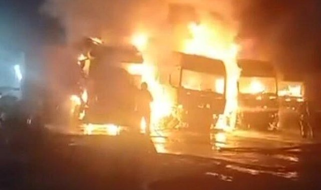 Beylikdüzü'nde 4 TIR alev alev yandı; kaçan şüpheliler aranıyor