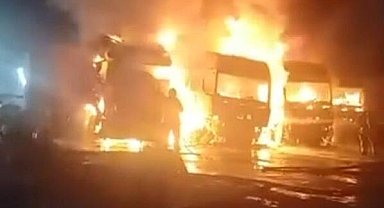 Beylikdüzü'nde 4 TIR alev alev yandı; kaçan şüpheliler aranıyor