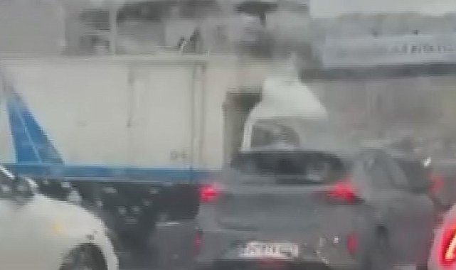Beylikdüzü'nde kamyonet, metrobüs bariyerine çarptı; trafik yoğunluğu oluştu -1