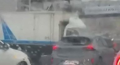 Beylikdüzü'nde kamyonet, metrobüs bariyerine çarptı; trafik yoğunluğu oluştu -1
