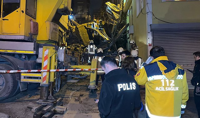Beyoğlu'nda 5 katlı metruk bina çöktü -1