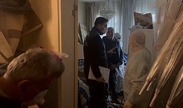 Beyoğlu'nda kötü koku gelen daireden 4 ton çöp çıkarıldı