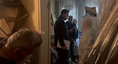 Beyoğlu'nda kötü koku gelen daireden 4 ton çöp çıkarıldı