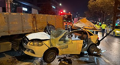 Beyoğlu'nda otomobil, taksiye çarpıp kamyonetin altına girdi: 3 yaralı