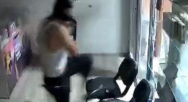 Beze sardığı kaldırım taşıyla telefoncu ve bankanın camını kırıp hırsızlık yapan şüpheli yakalandı; o anlar kamerada