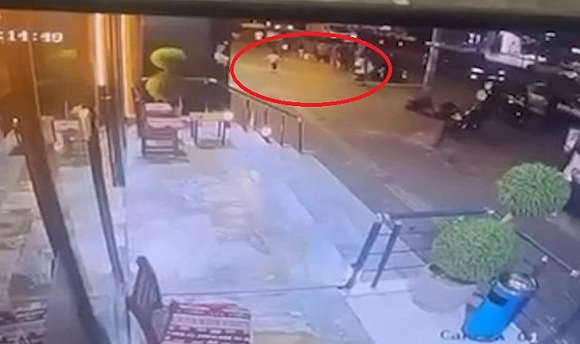 Binanın dış cephe sıvası kaldırıma düştü; kadın ve çocuk son anda kurtuldu