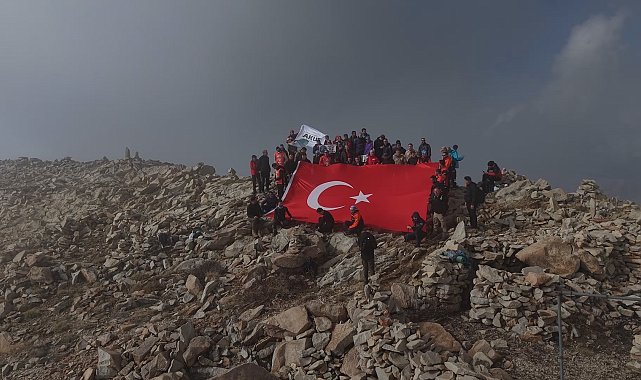 Bingöl Valisi Çelik ve protokolün katılımıyla Sülbüs Dağı'nın zirvesinde Cumhuriyet coşkusu