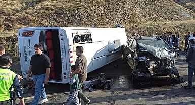 Bingöl'de midibüs ile kamyonet çarpıştı: 12 yaralı