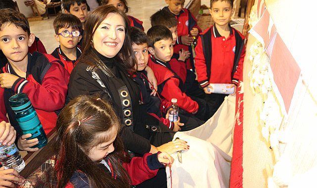 Binlerce el, tek bir bayrak; Isparta'da ilmek ilmek dokunan ay yıldız
