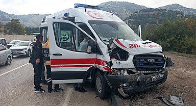 Biri ambulans 4 araç zincirleme kazaya karıştı: 6 yaralı