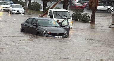 Bodrum'da sağanak; cadde ve sokaklar göle döndü, araçlar yolda kaldı