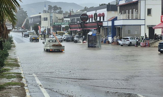 Bodrum'da sağanak; cadde ve sokaklar göle döndü, araçlar yolda kaldı