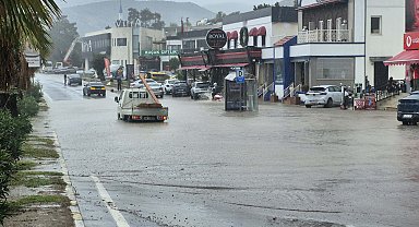 Bodrum'da sağanak; cadde ve sokaklar göle döndü, araçlar yolda kaldı