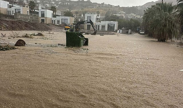 Bodrum'da sağanak; yollar göle döndü, iş yerlerini su bastı