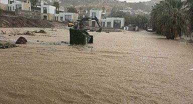 Bodrum'da sağanak; yollar göle döndü, iş yerlerini su bastı