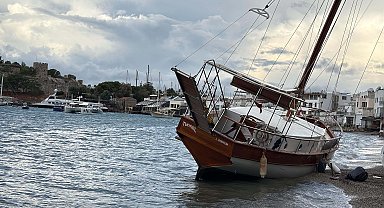 Bodrum'da yelkenli tekne karaya oturdu