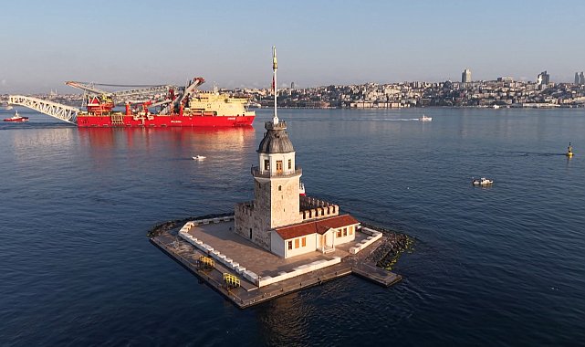 Boru döşeme gemisi 'JSD6000' İstanbul Boğazı'ndan geçti