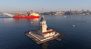 Boru döşeme gemisi 'JSD6000' İstanbul Boğazı'ndan geçti