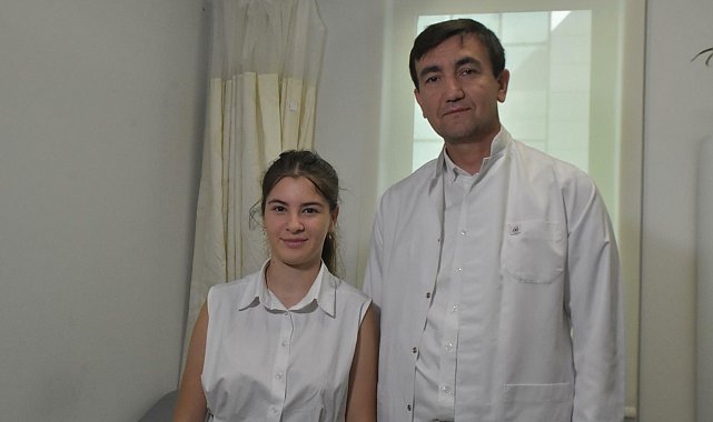 Boynundaki fazla kaburga ameliyatla alınan Alisya, piyanosuna kavuştu