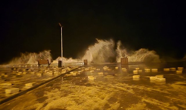 Bursa'da dev dalgalar sahildeki taşları yerinden söktü