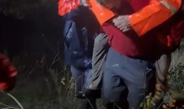 Bursa'da kaybolan çift bulundu; ekipler yaşlı adamı sırtında taşıdı