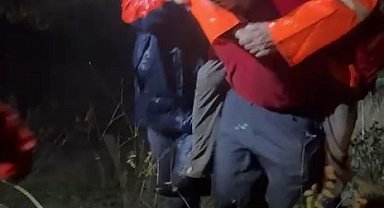 Bursa'da kaybolan çift bulundu; ekipler yaşlı adamı sırtında taşıdı