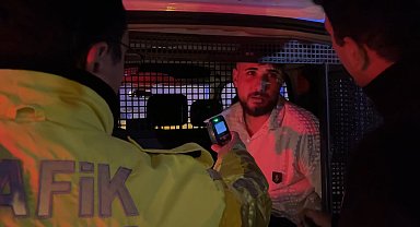 Bursa'da polisten kaçarken trafik lambasına çarpan alkollü sürücüye 420 bin lira ceza