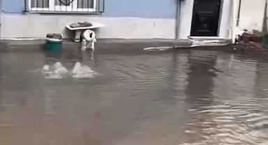 Bursa'da sağanak; yollar göle döndü
