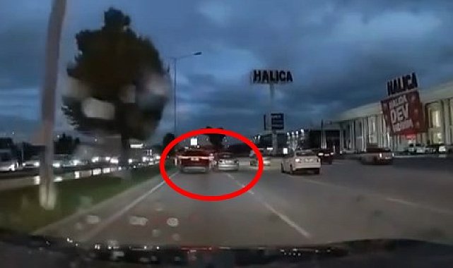 Bursa'da trafikte 2 sürücünün yol verme tartışması kamerada