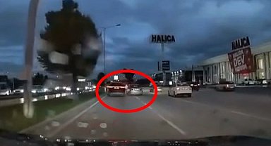 Bursa'da trafikte 2 sürücünün yol verme tartışması kamerada