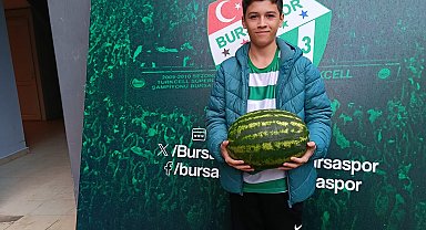 Bursaspor taraftarlar, Iheanacho'ya bagaj dolusu karpuz hediye etti