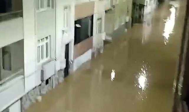 Çanakkale Biga'da sağanak; cadde ve sokaklar göle döndü