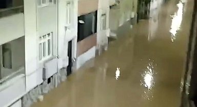 Çanakkale Biga'da sağanak; cadde ve sokaklar göle döndü