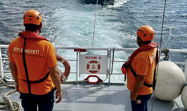 Çanakkale Boğazı'nda sürüklenen tekne kurtarıldı
