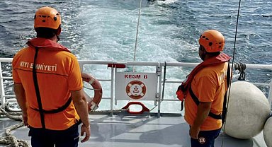 Çanakkale Boğazı'nda sürüklenen tekne kurtarıldı