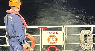 Çanakkale Boğazı'nda sürüklenen tekne kurtarıldı