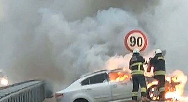 Çanakkale'de otomobil alev alev yandı; o anlar kamerada
