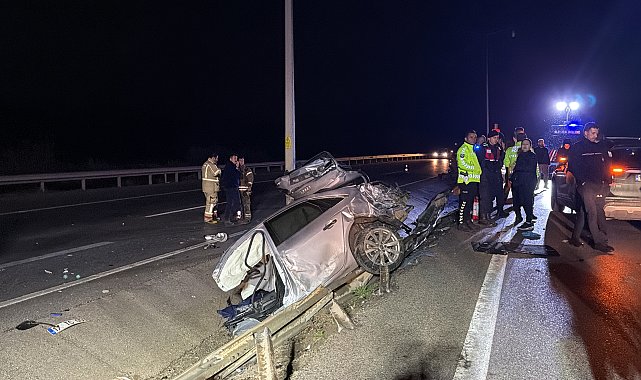 Çanakkale'de otomobil aydınlatma direğine çarptı: 2 ölü