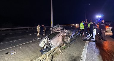 Çanakkale'de otomobil aydınlatma direğine çarptı: 2 ölü