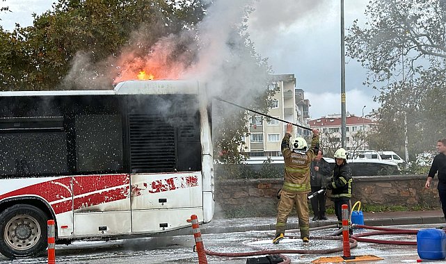 Çanakkale'de özel halk otobüsü yangında kullanılamaz hale geldi