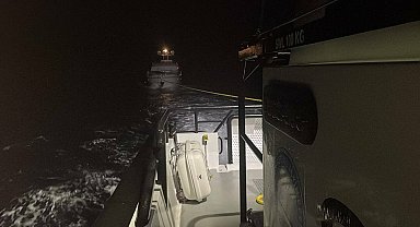 Çanakkale'de sürüklenen tekne, yedeklenip limana yanaştırıldı