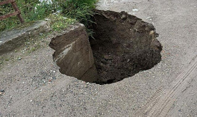 Çanakkale'de yol çöktü, tekneler karaya vurdu