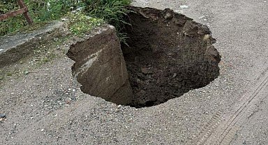 Çanakkale'de yol çöktü, tekneler karaya vurdu