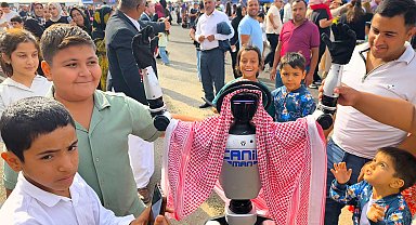 CANİKMAN, TEKNOFEST Güneydoğu'da puşi takıp dans etti