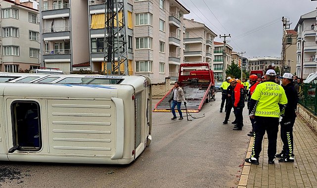 Çarpışan 2 minibüsten biri devrildi: 16 yaralı