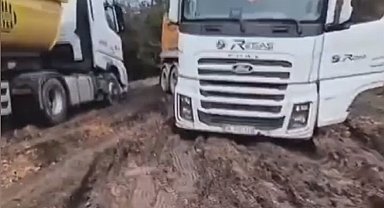 Çatalca'da sağanak sonrası yol bataklığa döndü; kamyonlar mahsur kaldı