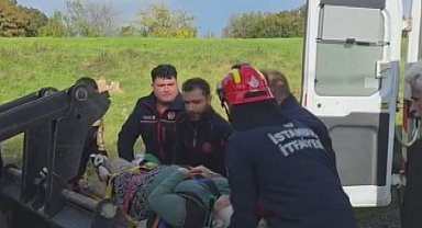 Çatalca'da sağanakta dere taştı; kolu kırılan kadın kepçeyle karşıya geçirildi