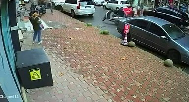 Çekmeköy'de aküsü değiştirilen motosiklet hareket etti; yardım ederken yere düştü