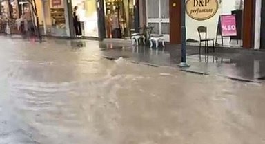 Çeşme'de sağanak, yaşamı olumsuz etkiledi