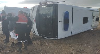 Cezaevi nakil, aracı devrildi: 2'si jandarma personeli 3 yaralı